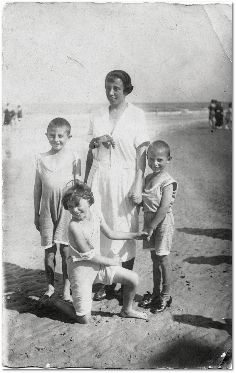 Ein Foto aus unbeschwerten Tagen. Hedwig Block mit ihren Kindern Kurt, Ruth-Berta und Hans-Helmut beim Urlaub auf Norderney 1921