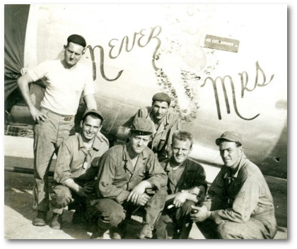 Zweiter Weltkrieg: Abgeschossener amerikanischer Bomber 'Never Mrs' strzt in Buer auf einen Acker