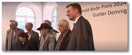 Bildhauer Gunter Demnig hat den Arnold-Bode-Preis der Stadt Kassel bekommen. 