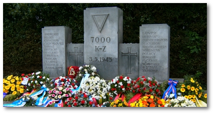 Auf dem Ehrenfriedhof in Neustadt/Holstein erinnert ein Mahnmal an die Opfer aus 24 Nationen
