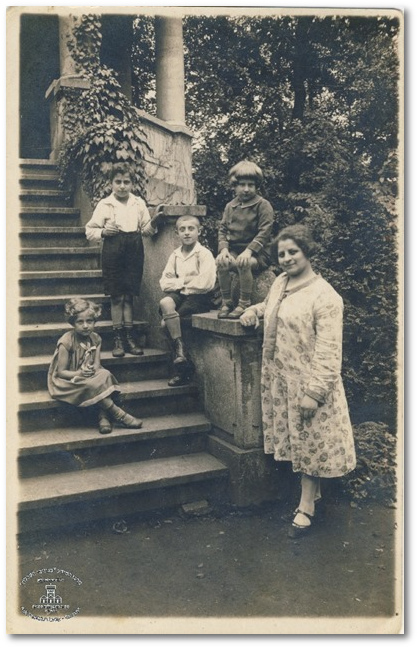 Charlotte Stndig im Urlaub  mit Mutter und Brdern, 1926