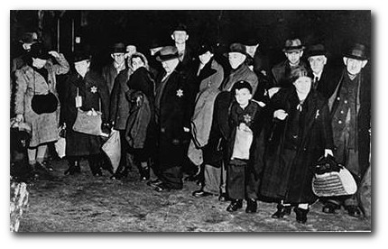 Symbolfoto: Juden in Coesfeld werden am 10. Dezember 1941 für den Abtransport in das Ghetto Riga 'gesammelt'