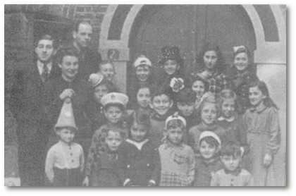 Links: Dorothea Julia Sassen mit ihrem Sohn Jacob Ernst. Das Foto enstand vor der Synagoge in Sittard anlässlich des Purimfestes, wahrscheinlich 1940 