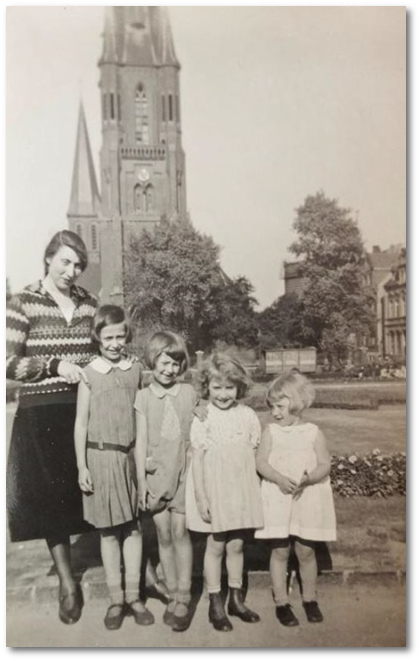 Elfriede Prfke mit ihren Tchtern Ottilie, Klara und Margot und ihrer Nichte Margot Spielmann (2. von rechts)