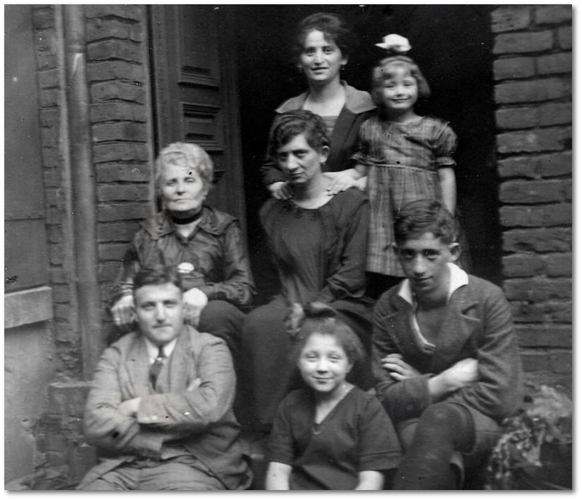 Mit auf dem Foto abgebildet sind Selma Müller (Bildmitte, sitzend) und ihr Sohn Walter (Unten rechts)