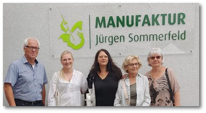 Das Namensschild am ‚Neubau‘ wurde am Mittwoch feierlich enthüllt. Adrian van Eyk (Geschäftsführung Sozialwerk St. Georg) und Familie Sommerfeld.