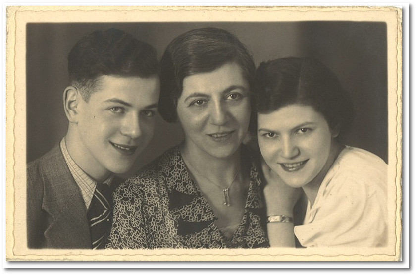  Günter, Selma und Erna Schönenberg. Das Foto wurde am 17. August 1938 gemacht - einen Tag vor Günter Schönenbergs Flucht aus Nazi-Deutschland.