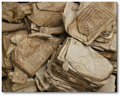 Ein Stapel hebräischer Gebetbücher und anderer jüdischer religiöser Texte, die in der Synagoge in Bobenhausen (Vogelsbergkreis) während der Pogromwoche im November 1938 durch Feuer beschädigt wurden.