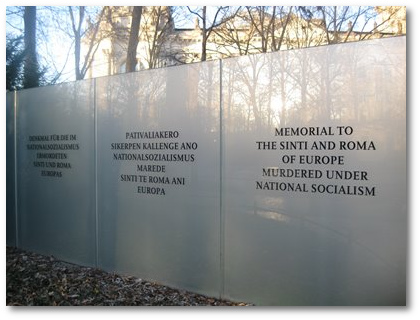 Das Sinti und Roma Denkmal erinnert im grnen Tiergarten nahe dem Brandenburger Tor an die im Nationalsozialismus ermordeten Sinti und Roma. 