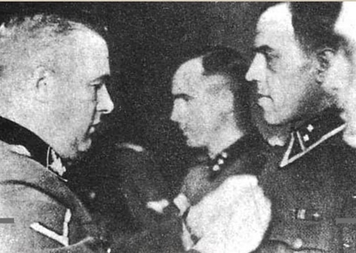 Orden von einem Massenmrder fr einen Massenmrder: Odilo Globocnik (links),  verleiht Hackenholt (2. v. rechts) einen Orden (Itaien 1944)