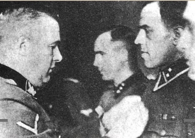 Orden von einem Massenmörder für einen Massenmörder: Odilo Globocnik (links) verleiht Hackenholt (2. v. rechts) einen Orden (Itaien 1944) Orden von einem Massenmörder für einen Massenmörder: Odilo Globocnik (links), verleiht Hackenholt (2. v. rechts) einen Orden (Itaien 1944)