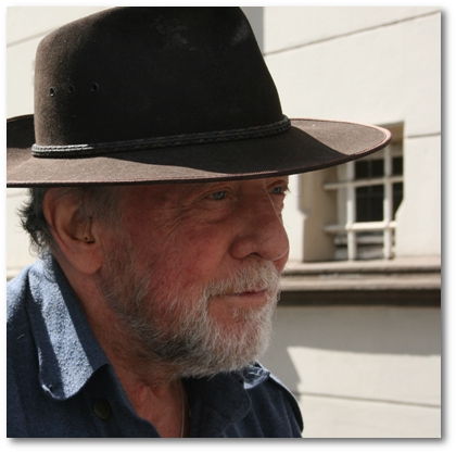 Gunter Demnig macht schon seit Ende der 1960er Jahre Kunst. Dann kam das Projekt Stolpersteine zur Erinnerung an Opfer der NS-Diktatur. Es wurde sein Lebenswerk.