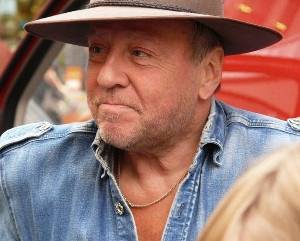 Gunter Demnig bei der ersten Verlegung von Stolpersteinen 2009 in Gelsenkirchen