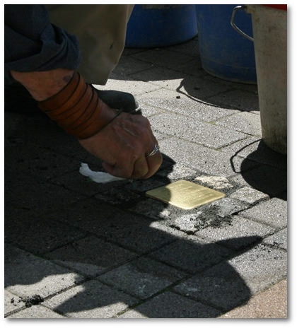 Brgergesellschaftliche Lernorte in Gelsenkirchen: Bildhauer Demnig verlegt den Stolperstein fr den britischen Staatsbrger Norman C. Cowley 