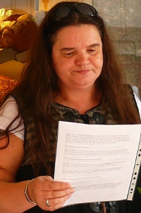 Heike Jordan bei der Verlegung von Stolpersteinen 2011