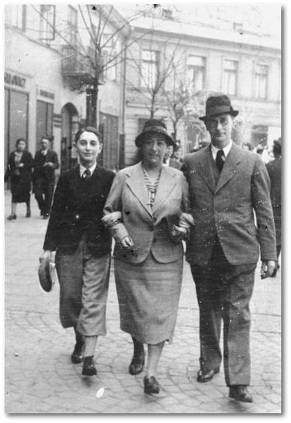 Hermann und seine Eltern Simon und Frieda Neudorf in Lodz, ca. April/Mai 1939