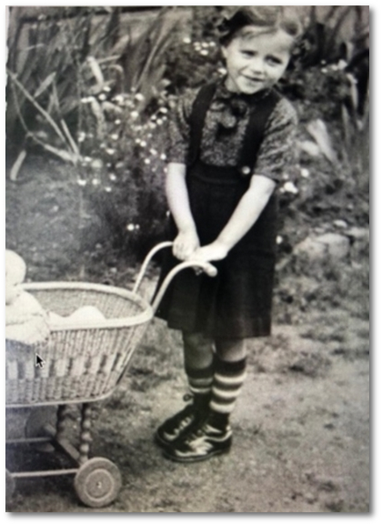 Nachbarskind Irene Schlomann mit dem Puppenwagen von Ingrid Hirsch, den sie vor Abreise mit dem Kindertransport nach England von ihr geschenkt bekam. (Foto: Dr. Franz-Josef Wittstamm)