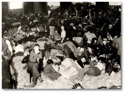 Juden vor der Deportation in einer Sammelstelle in Bielefeld