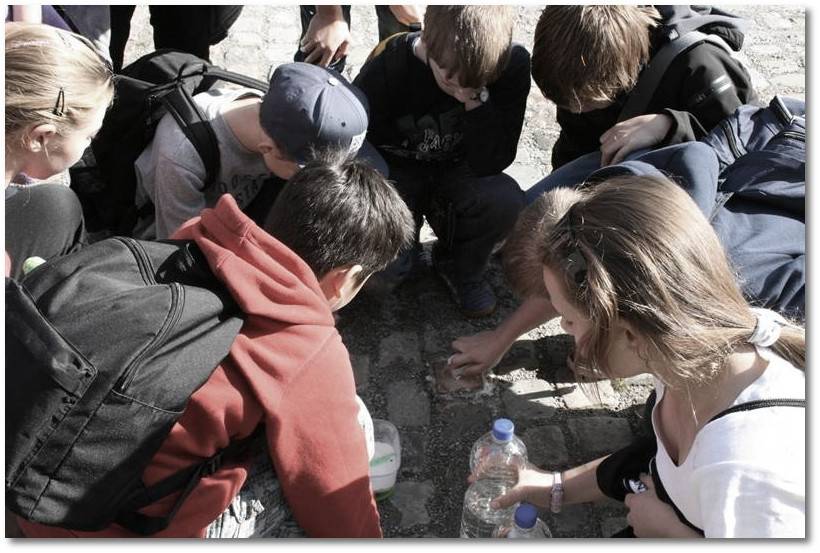 Kinder putzen Stolperstein in Gelsenkirchen