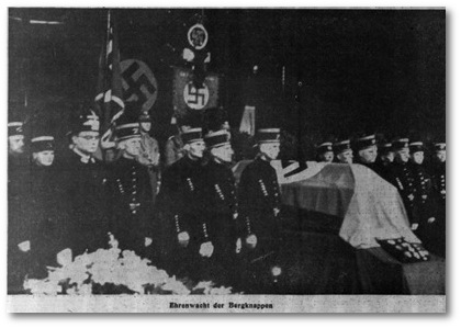Ehrenwacht der Bergknappen an Kirdorfs Sarg auf Rheinelbe, Gelsenkirchen  1938