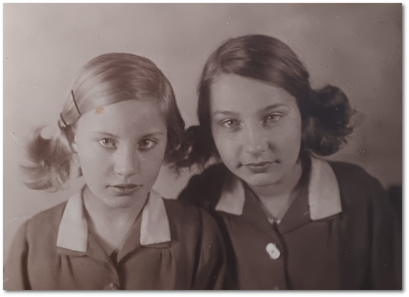 Martha Anna Woltschläger mit ihrer jüngeren Schwester Emma Martha Anna Woltschläger mit ihrer jüngeren Schwester Emma