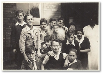 Links, mit heller Jacke: Max Tepper. Das Foto entstand vermutlich in der Jüdischen Schule an der Ringstraße in Gelsenkirchen