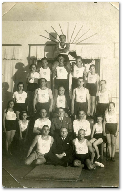 Turnergruppe des 'Reichsbund Jüdischer Frontsoldaten' in Gelsenkirchen, In der Mitte sitzend Leo Gompertz, dahinter Zahnarzt Dr. Paul Eichengrün.