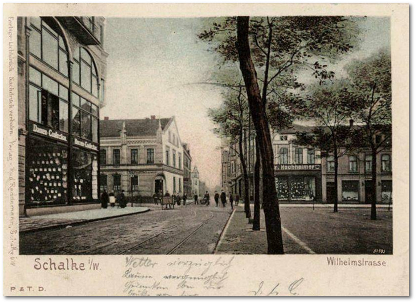 Um 1900, Blick vom Schalker Markt in Richtung Westen in die frühere Wilhelmstraße (heute Gewerkenstraße) Ecke Schalker Straße mit den Textilläden Funke (links), die Gaststätte 'Bergischer Hof' (später Wächter) und Hochheimer (rechts, später Julius Rode & Co, ab 1938 'Kaufhaus Szepan am Schalker Markt'