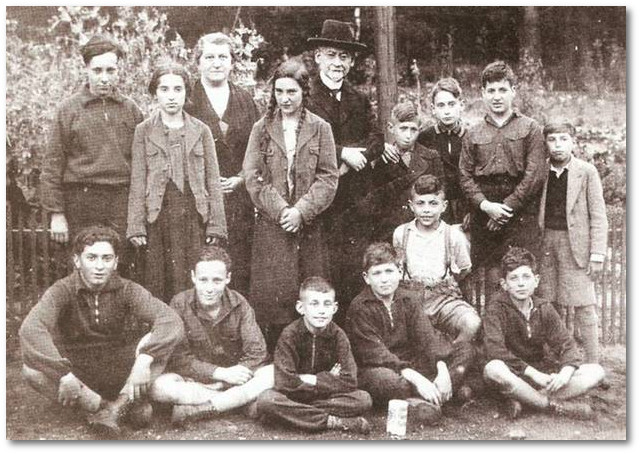Ausflug einer jüdischen Schülergruppe vor 1938 mit Rabbiner Dr. Siegfried Galliner