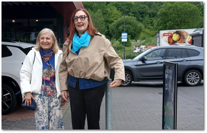 Patrizia und Maria Rita Merati, Nichten von Pietro Farina, sind eigens zur Stolpersteinverlegung aus Italien angereist