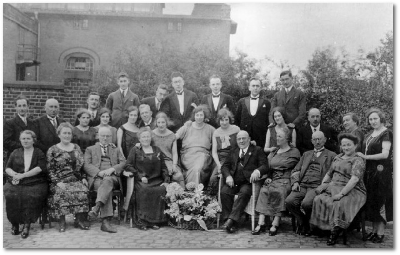 Silberhochzeit der Eheleute Henriette und Wilhelm Breuer 1925. In der Mitte die drei Tchter Erna, Elfriede und Luise