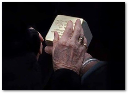 Ein Bild sagt mehr als tausend Worte: Gunter Demnig zeigt einen Stolperstein