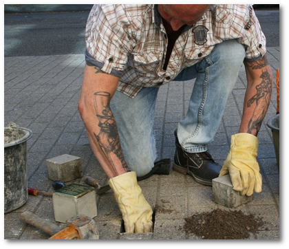 Andreas Jordan, Projektleiterder der Stolpersteininitiative Gelsenkirchen verlegte den Stolperstein, der an Wolfgang Maas erinnert.