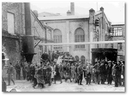 Juedische Zwangsarbeiter werden auf LKW'S zum Zwangsarbeitseinsatz in Riga transportiert