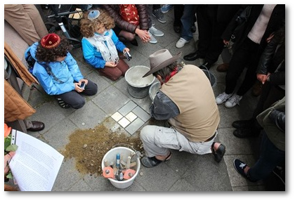 Bildhauer Gunter Demnig verlegt Stolpersteine in Gelsenkirchen. 