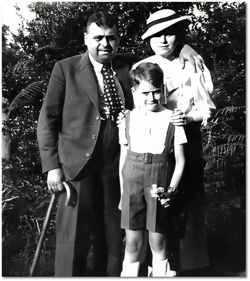 Walter Rosendahl vmit seiner ersten Frau Lena, geborene Br�ckheimer und der gemeinsame Sohn Kurt, auf der R�ckseite handschriftlich: 14.7.1936