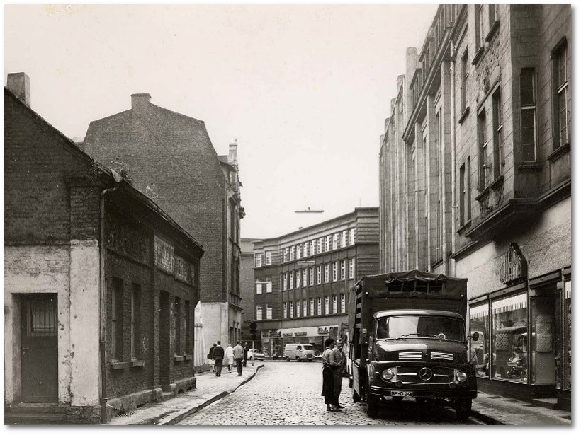  Blick in die Weberstrasse, die im Hintegrund sichtbere Querstrasse ist die Augustastrasse. Rechts das  Kaufhaus des damaligen jdischen Eigentmers Alsberg, nach der 'Arisierung' in WEKA (Westfalen-Kaufhaus) umbenannt, den Name hat man bis heute beibehalten.